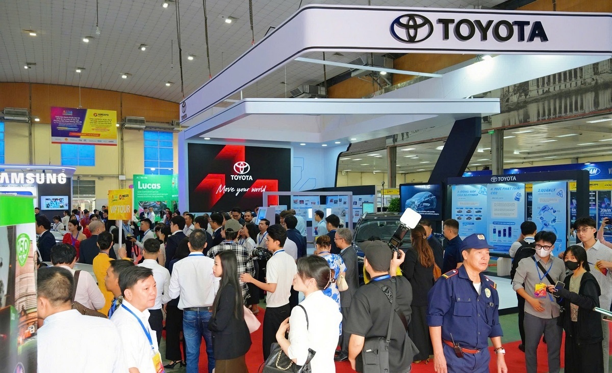 Kh&aacute;ch tham quan gian h&agrave;ng Toyota