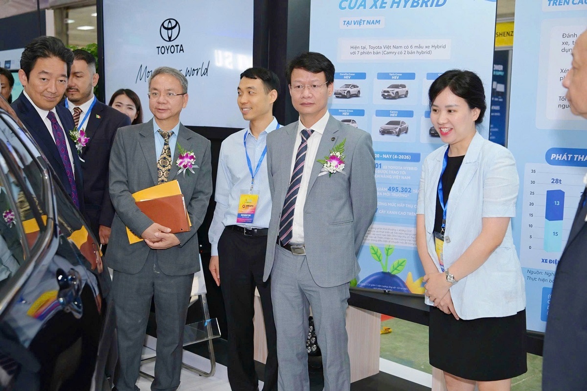 L&atilde;nh đạo Cục C&ocirc;ng nghiệp tham quan gian h&agrave;ng Toyota