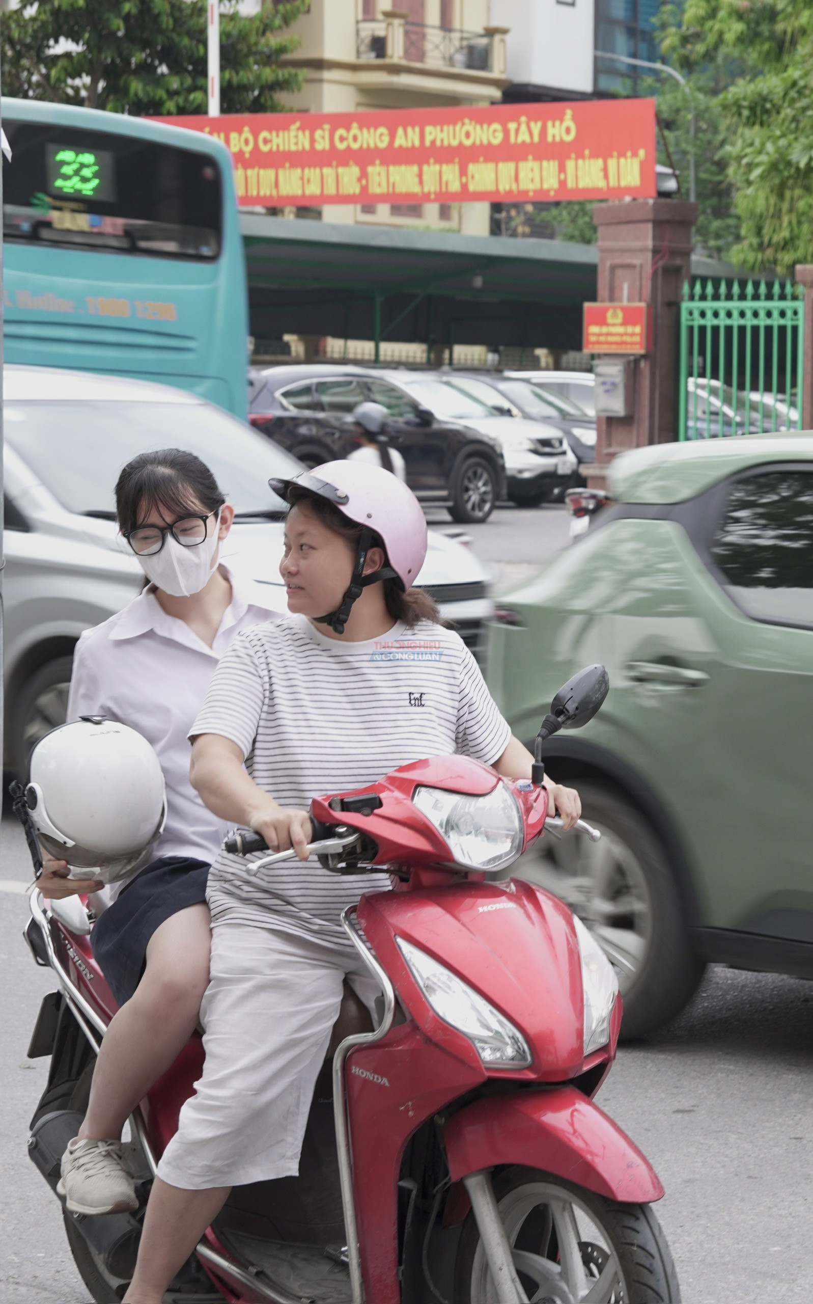 Phụ huynh ân cần dặn dò, động viên con em trước giờ thi môn Ngữ văn. Phụ huynh ân cần dặn dò, động viên con em trước giờ thi môn Ngữ văn.