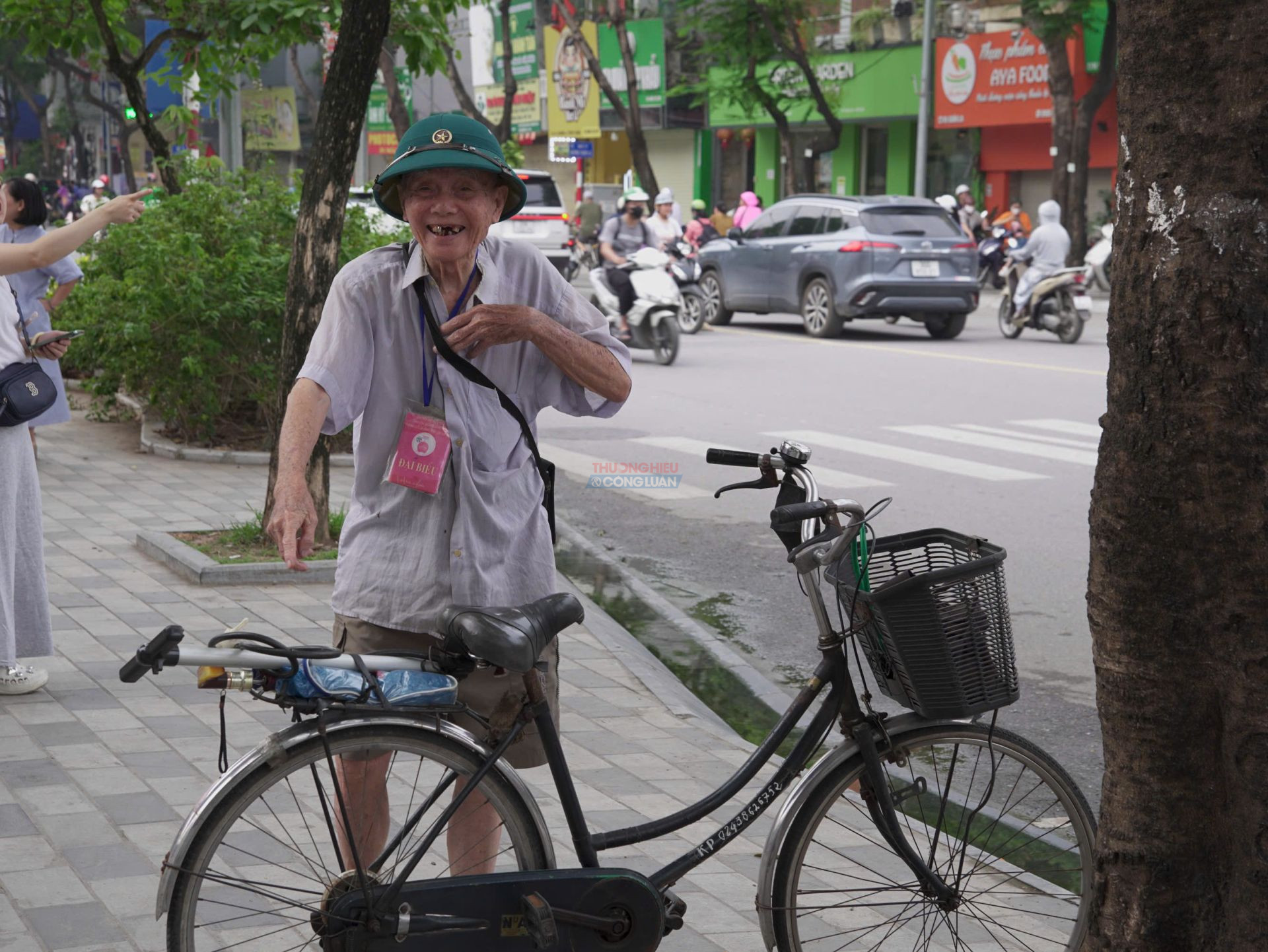 Một cụ ông từ phường Hai Bà Trưng đạp xe đến điểm thi Trường THCS Tây Hồ từ sáng sớm để động viên cháu tham dự môn thi Ngữ văn trong kỳ thi tốt nghiệp THPT năm 2026. Hình ảnh người ông lặng lẽ chờ bên ngoài điểm thi khiến nhiều người xúc động. Một cụ ông từ phường Hai Bà Trưng đạp xe đến điểm thi Trường THCS Tây Hồ từ sáng sớm để động viên cháu tham dự môn thi Ngữ văn trong kỳ thi tốt nghiệp THPT năm 2026. Hình ảnh người ông lặng lẽ chờ bên ngoài điểm thi khiến nhiều người xúc động.