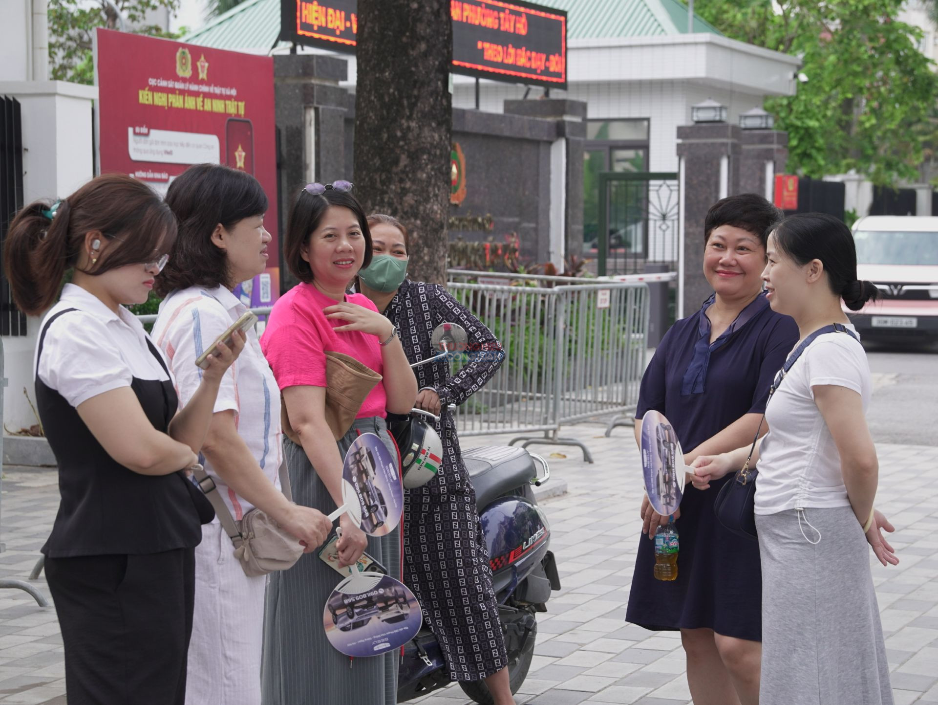 Sau khi thí sinh vào phòng thi, nhiều phụ huynh vẫn đứng bên ngoài cổng trường theo dõi và chờ đợi với tâm trạng hồi hộp. Sau khi thí sinh vào phòng thi, nhiều phụ huynh vẫn đứng bên ngoài cổng trường theo dõi và chờ đợi với tâm trạng hồi hộp.