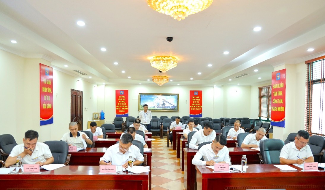Các thí sinh làm bài thi lý thuyết nghề Vận hành máy xúc Các thí sinh làm bài thi lý thuyết nghề Vận hành máy xúc