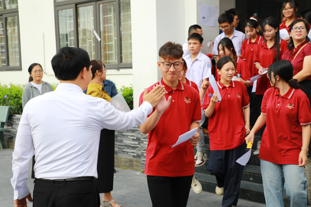 C&aacute;c thầy, c&ocirc; gi&aacute;o của Trường Tiểu học, THCS & THPT L&ecirc; Th&aacute;nh T&ocirc;ng c&oacute; mặt tại cổng điểm thi, động vi&ecirc;n, tiếp sức, cổ vũ học tr&ograve; b&igrave;nh tĩnh, tự tin trước giờ thi