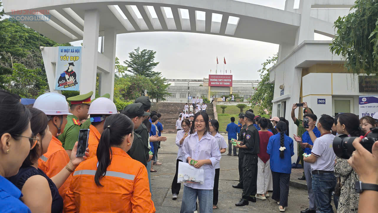 Th&iacute; sinh Trường THPT Chuy&ecirc;n Nguyễn Tất Th&agrave;nh vui vẻ rời ph&ograve;ng thi sau khi ho&agrave;n th&agrave;nh m&ocirc;n Ngữ văn s&aacute;ng 11/6.