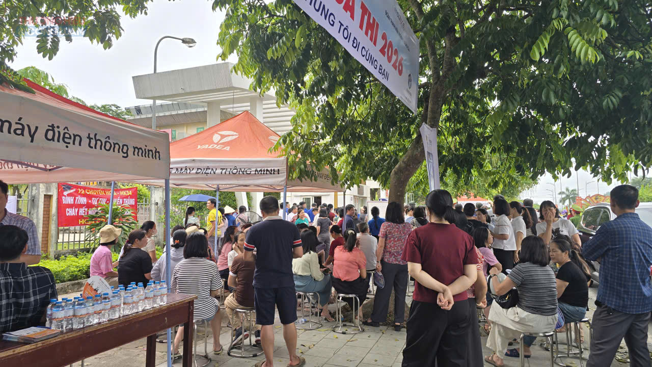 Đ&ocirc;ng đảo phụ huynh học sinh đứng chờ c&aacute;c th&iacute; sinh trong m&ocirc;n thi Ngữ văn s&aacute;ng 11/6
