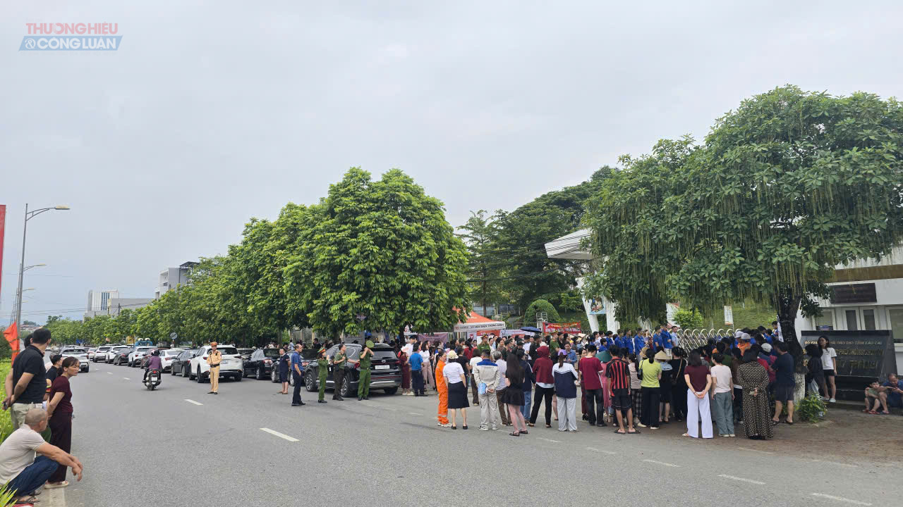 Lực lượng chức năng, thanh ni&ecirc;n t&igrave;nh nguyện v&agrave; phụ huynh chờ đ&oacute;n, động vi&ecirc;n th&iacute; sinh tại điểm thi Trường THPT Chuy&ecirc;n Nguyễn Tất Th&agrave;nh.