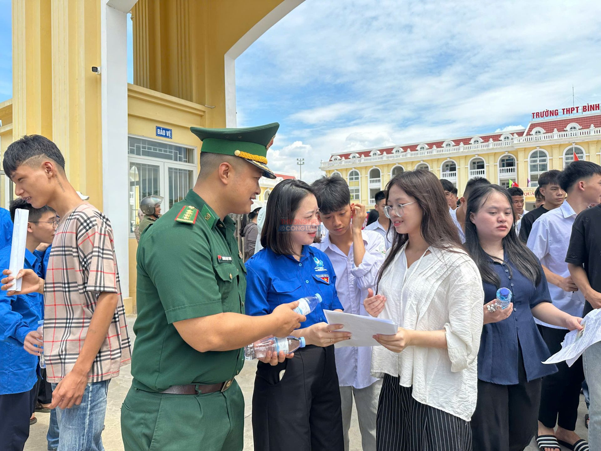 Cán bộ, chiến sĩ Đồn Biên phòng Cửa khẩu Hoành Mô cùng đoàn viên thanh niên các địa phương phát nước uống miễn phí và hỗ trợ các nhu yếu phẩm cần thiết cho các sĩ tử Cán bộ, chiến sĩ Đồn Biên phòng Cửa khẩu Hoành Mô cùng đoàn viên thanh niên các địa phương phát nước uống miễn phí và hỗ trợ các nhu yếu phẩm cần thiết cho các sĩ tử