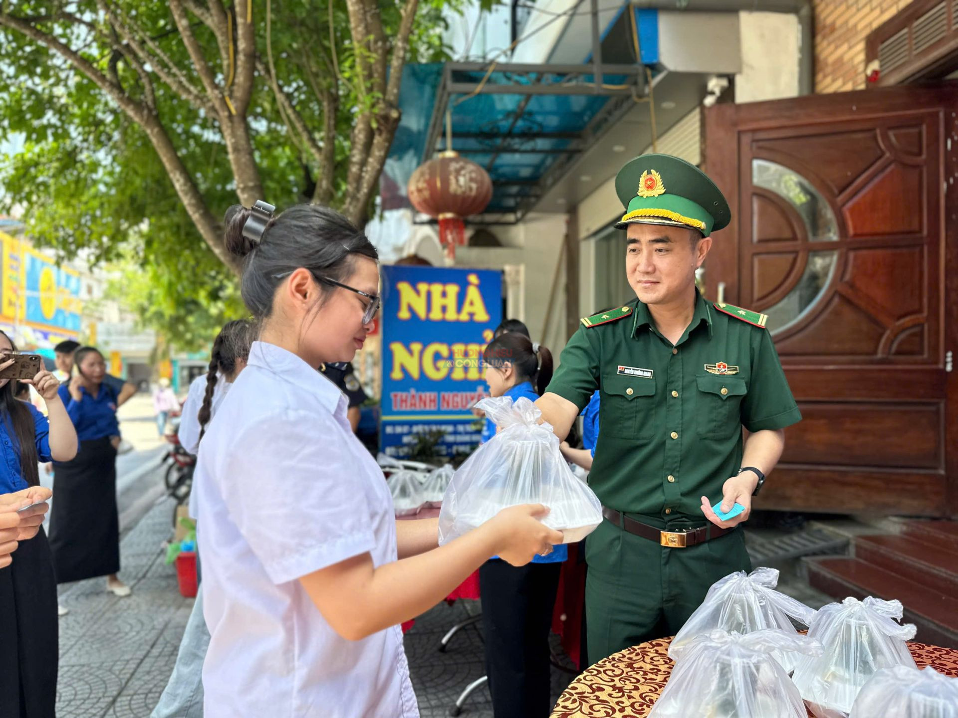 Các suất cơm miễn phí đồng hành cùng 274 sĩ tử tại Điểm thi số 6 - Trường THPT Bình Liêu, xã Bình Liêu, tỉnh Quảng Ninh Các suất cơm miễn phí đồng hành cùng 274 sĩ tử tại Điểm thi số 6 - Trường THPT Bình Liêu, xã Bình Liêu, tỉnh Quảng Ninh