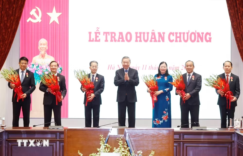 Tổng Bí thư, Chủ tịch nước Tô Lâm trao tặng Huân chương Lao động hạng Nhất, hạng Nhì cho các cá nhân vì có thành tích xuất sắc trong công tác cải cách tư pháp. (Ảnh: Thống Nhất/TTXVN) Tổng Bí thư, Chủ tịch nước Tô Lâm trao tặng Huân chương Lao động hạng Nhất, hạng Nhì cho các cá nhân vì có thành tích xuất sắc trong công tác cải cách tư pháp. (Ảnh: Thống Nhất/TTXVN)
