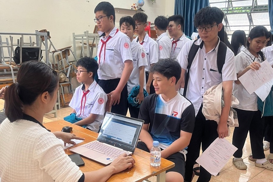 Trung tâm Y tế khu vực Bảo Lộc tổ chức khám sức khỏe cho học sinh tại Trường THCS Hùng Vương, Phường 1 Bảo Lộc, tỉnh Lâm Đồng. Ảnh: An Nhiên Trung tâm Y tế khu vực Bảo Lộc tổ chức khám sức khỏe cho học sinh tại Trường THCS Hùng Vương, Phường 1 Bảo Lộc, tỉnh Lâm Đồng. Ảnh: An Nhiên