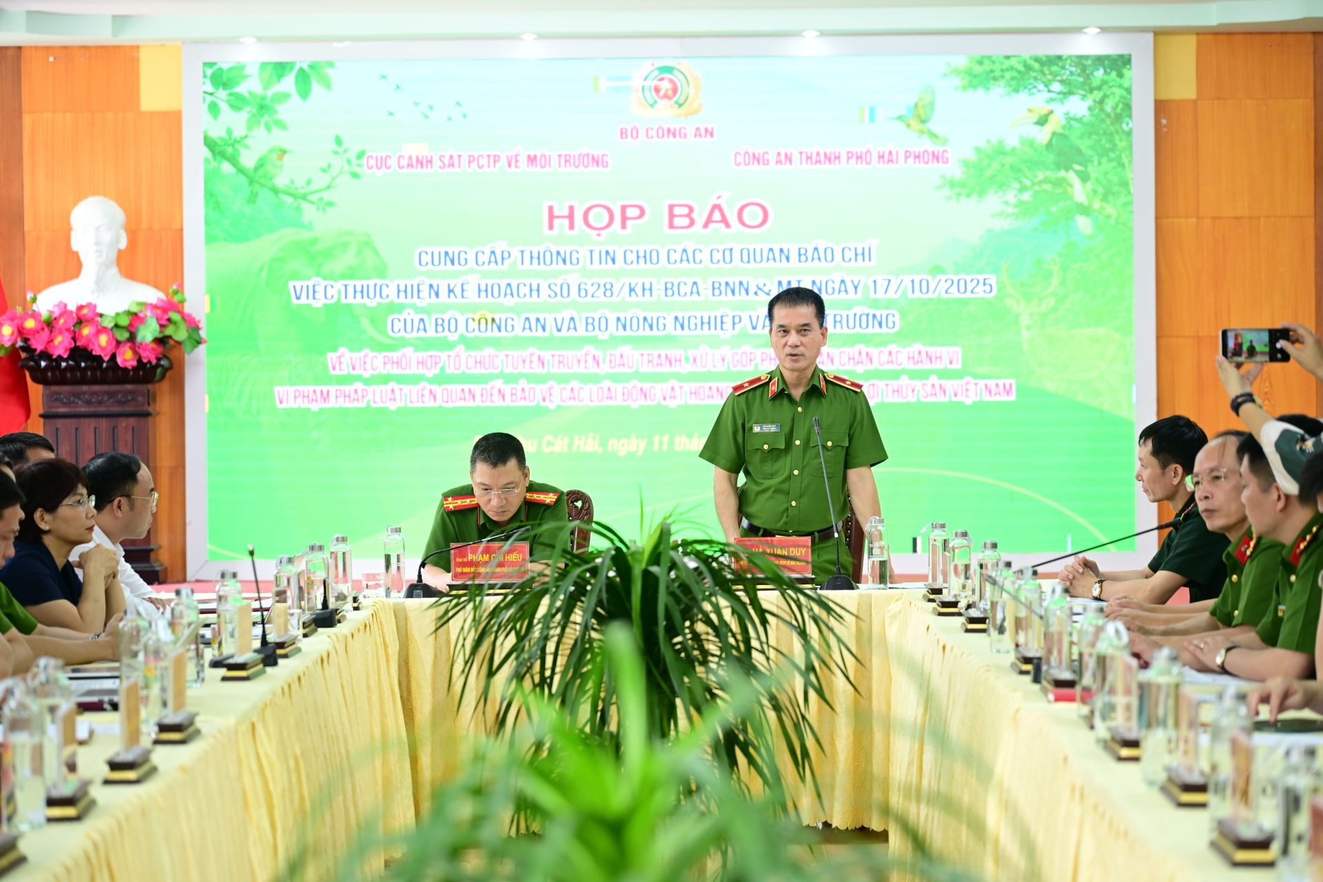 Thiếu tướng Hà Xuân Duy, Phó Cục trưởng Cục Cảnh sát PCTP về môi trường phát biểu tại buổi họp báo Thiếu tướng Hà Xuân Duy, Phó Cục trưởng Cục Cảnh sát PCTP về môi trường phát biểu tại buổi họp báo