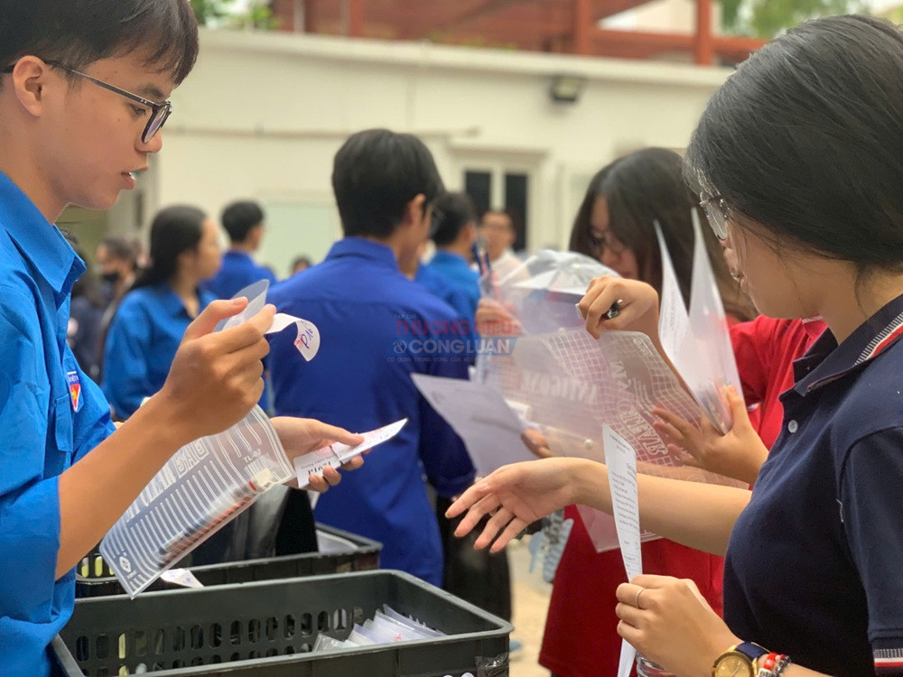 Thí sinh tranh thủ xem lại bài trước khi bước vào phòng thi tốt nghiệp THPT 2026. Thí sinh tranh thủ xem lại bài trước khi bước vào phòng thi tốt nghiệp THPT 2026.