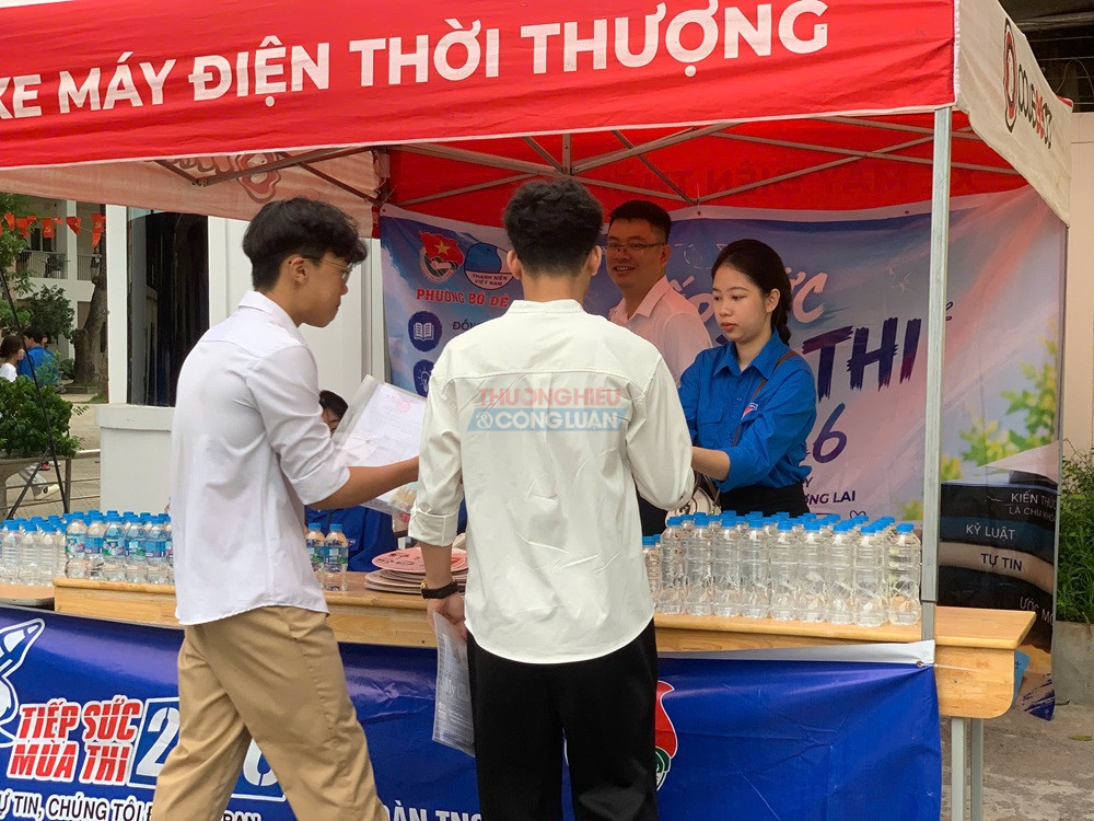 Thí sinh có mặt từ sớm tại điểm thi THPT Nguyễn Gia Thiều trong buổi thi đầu tiên. Thí sinh có mặt từ sớm tại điểm thi THPT Nguyễn Gia Thiều trong buổi thi đầu tiên.