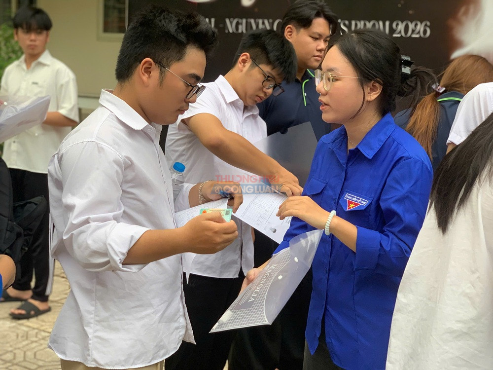 Sinh viên tình nguyện hỗ trợ hướng dẫn thí sinh tìm phòng thi trước giờ làm bài. Sinh viên tình nguyện hỗ trợ hướng dẫn thí sinh tìm phòng thi trước giờ làm bài.