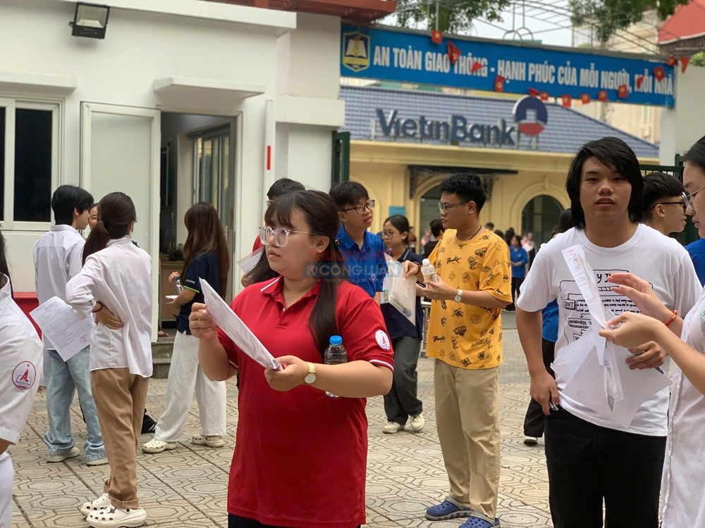 Thí sinh tự tin bước vào môn thi đầu tiên dưới thời tiết mát mẻ tại Hà Nội Thí sinh tự tin bước vào môn thi đầu tiên dưới thời tiết mát mẻ tại Hà Nội