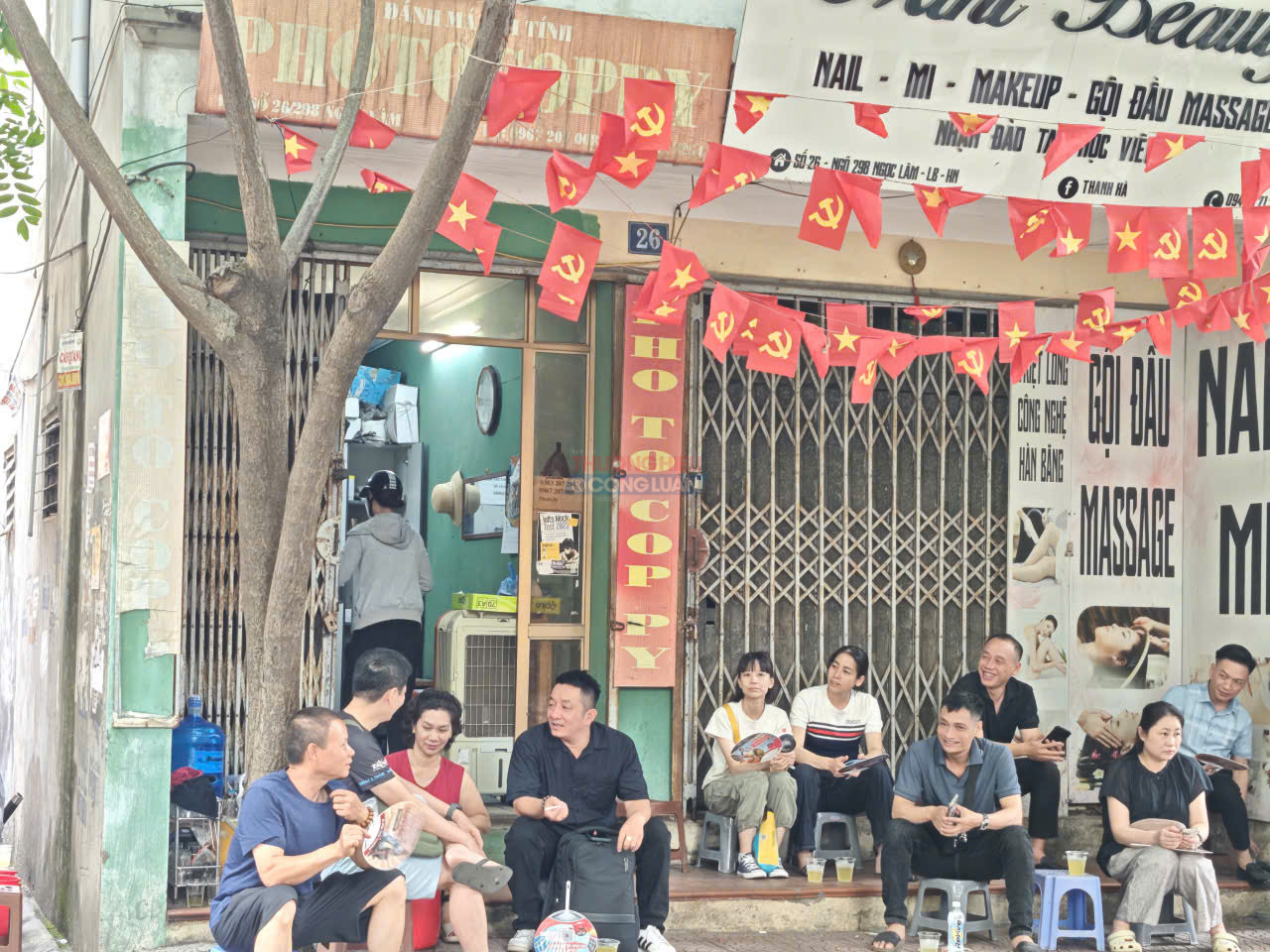 Phụ huynh hồi hộp chờ con ngoài cổng điểm thi sau môn Ngữ văn. Phụ huynh hồi hộp chờ con ngoài cổng điểm thi sau môn Ngữ văn.