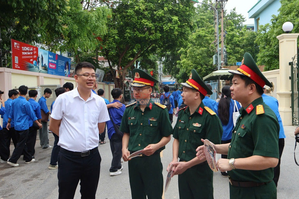 Lực lượng chức năng và tình nguyện viên phối hợp hỗ trợ kỳ thi diễn ra an toàn, nghiêm túc. Lực lượng chức năng và tình nguyện viên phối hợp hỗ trợ kỳ thi diễn ra an toàn, nghiêm túc.
