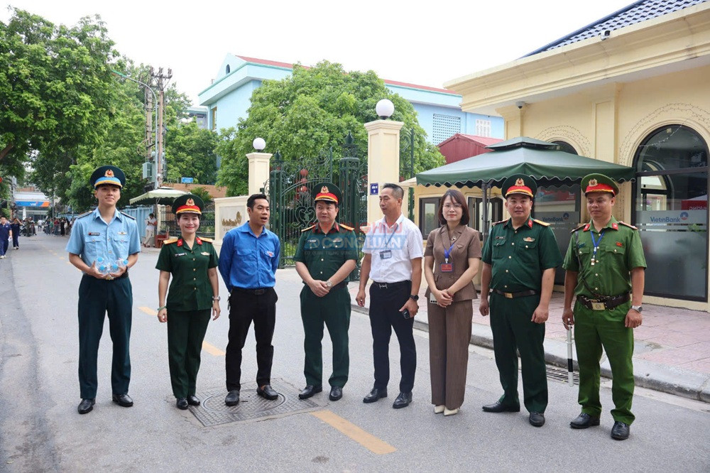Lực lượng an ninh túc trực trước cổng trường bảo đảm trật tự, an toàn cho kỳ thi. Lực lượng an ninh túc trực trước cổng trường bảo đảm trật tự, an toàn cho kỳ thi.