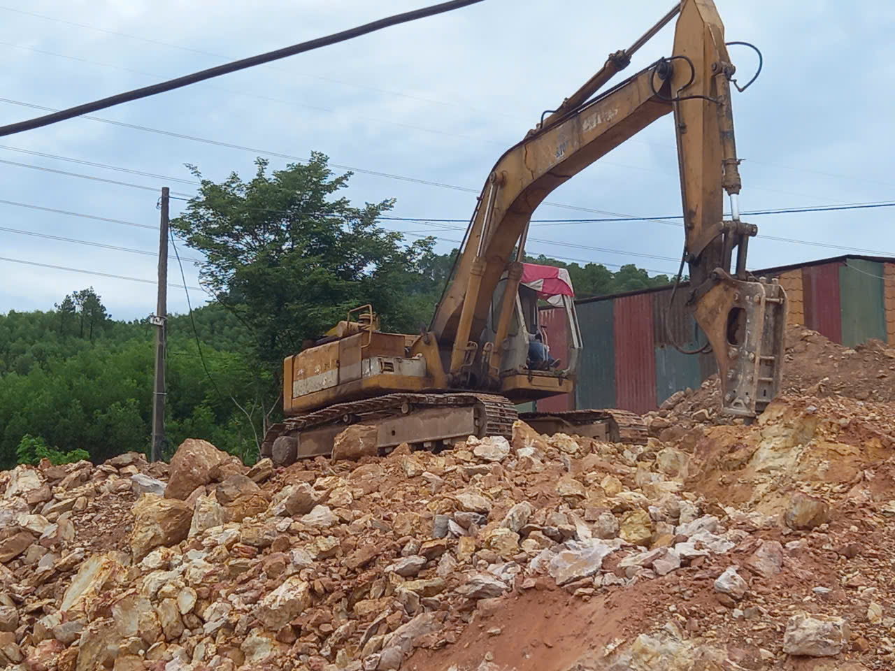 hệ thống may xúc, đào, đục... để xây dựng nhà rường trên núi đá hệ thống may xúc, đào, đục... để xây dựng nhà rường trên núi đá