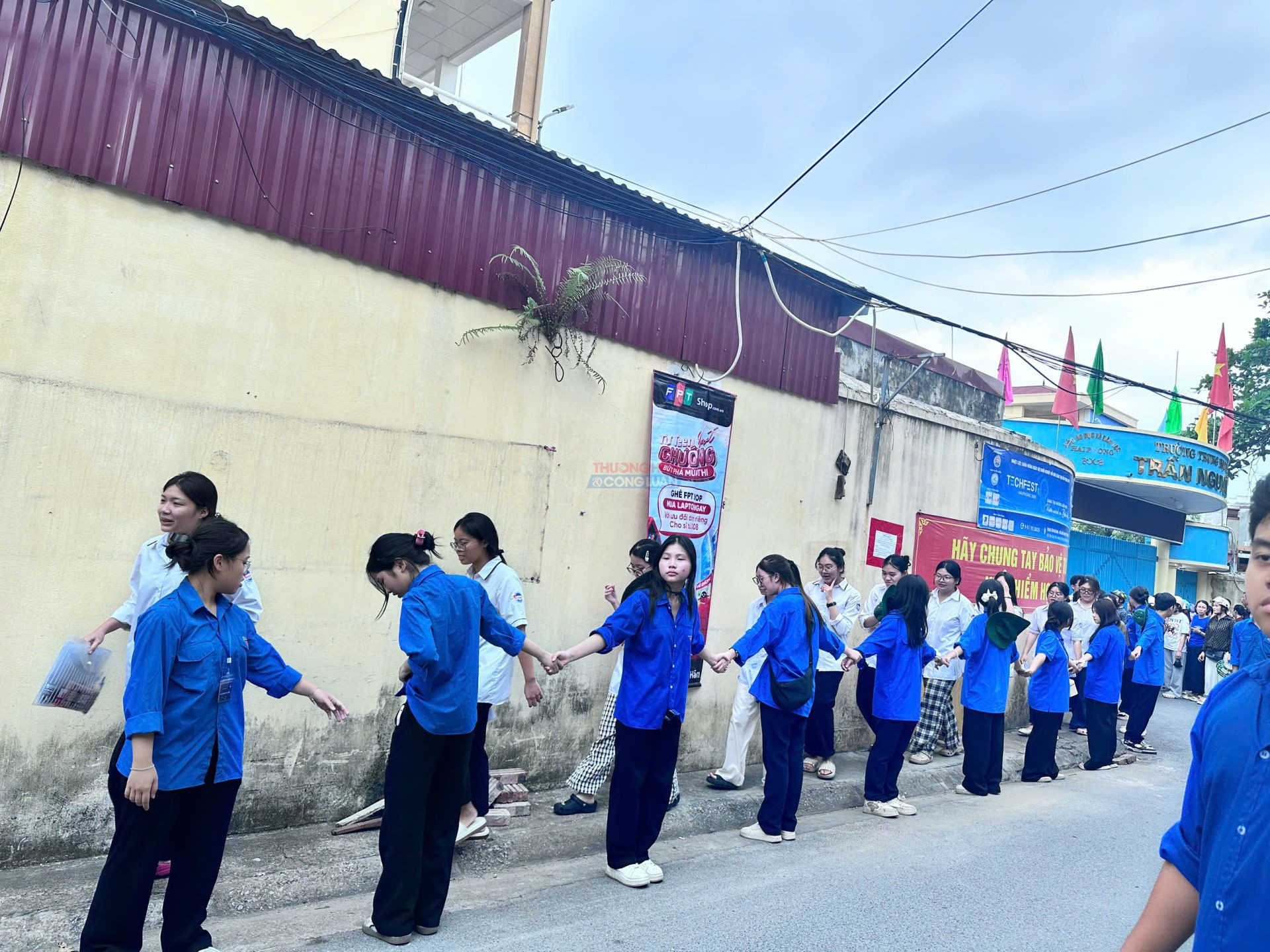 Thí sinh tại điểm thi THPT Trần Nguyên Hãn hồ hởi rời phòng thi. Thí sinh tại điểm thi THPT Trần Nguyên Hãn hồ hởi rời phòng thi.