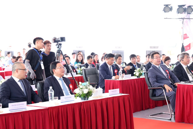 Phó Thủ tướng Hồ Quốc Dũng và các đại biểu dự lễ khởi công dự án Nhà máy sản xuất, chế tạo vi mạch điện tử Meiko Yên Quang - Ảnh: VGP/Gia Huy Phó Thủ tướng Hồ Quốc Dũng và các đại biểu dự lễ khởi công dự án Nhà máy sản xuất, chế tạo vi mạch điện tử Meiko Yên Quang - Ảnh: VGP/Gia Huy