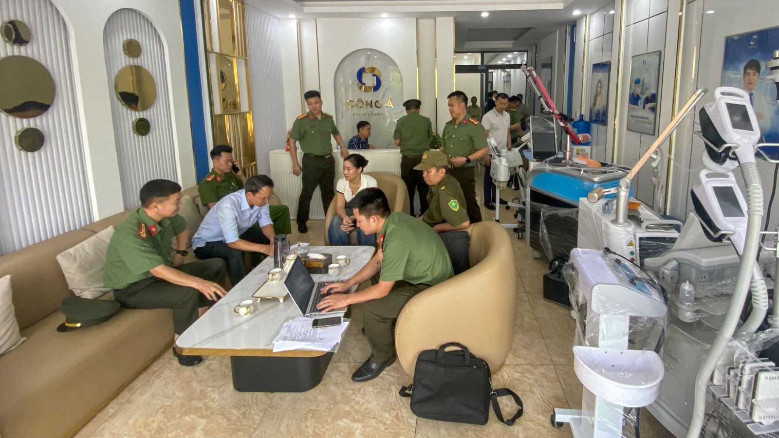 Lực lượng chức năng khám xét tại cơ sở Đông Á Beauty Center (phường Vĩnh Phúc, tỉnh Phú Thọ). Lực lượng chức năng khám xét tại cơ sở Đông Á Beauty Center (phường Vĩnh Phúc, tỉnh Phú Thọ).