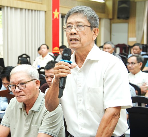 Cử tri trình bày kiến nghị. Cử tri trình bày kiến nghị.