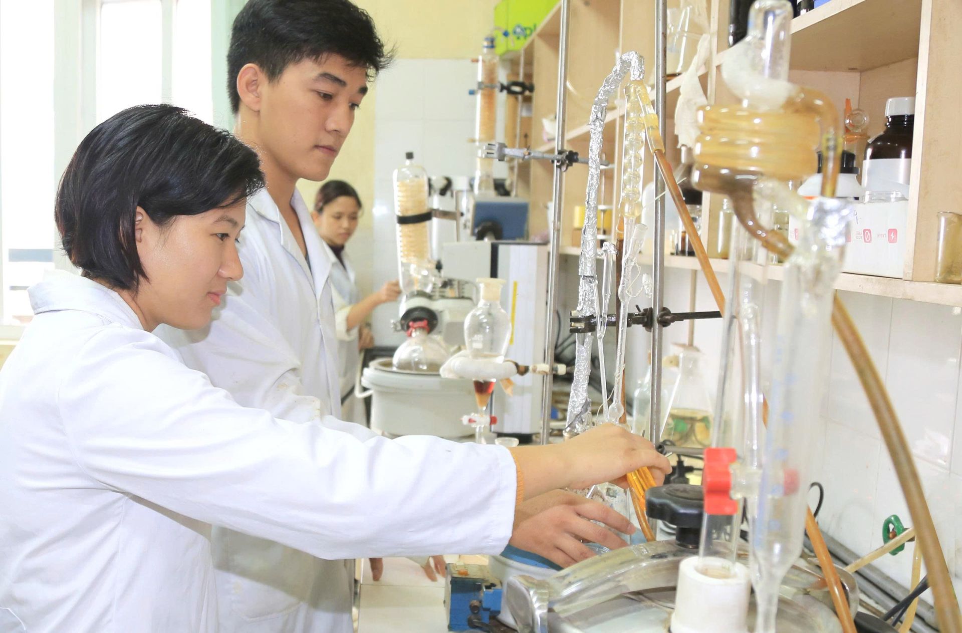 Nghiên cứu sản phẩm tại Viện Hóa học các hợp chất Thiên Nhiên Nghiên cứu sản phẩm tại Viện Hóa học các hợp chất Thiên Nhiên