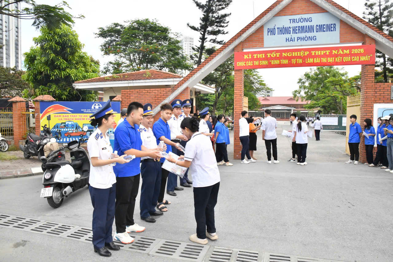 Đoàn Thanh niên, Hội phụ nữ Bộ Tư lệnh Vùng Cảnh sát biển 1 và Đoàn phường Đông Hải tiếp sức mùa thi tại điểm trường Trường THCS Hermann Gmeiner (TP Hải Phòng) Đoàn Thanh niên, Hội phụ nữ Bộ Tư lệnh Vùng Cảnh sát biển 1 và Đoàn phường Đông Hải tiếp sức mùa thi tại điểm trường Trường THCS Hermann Gmeiner (TP Hải Phòng)