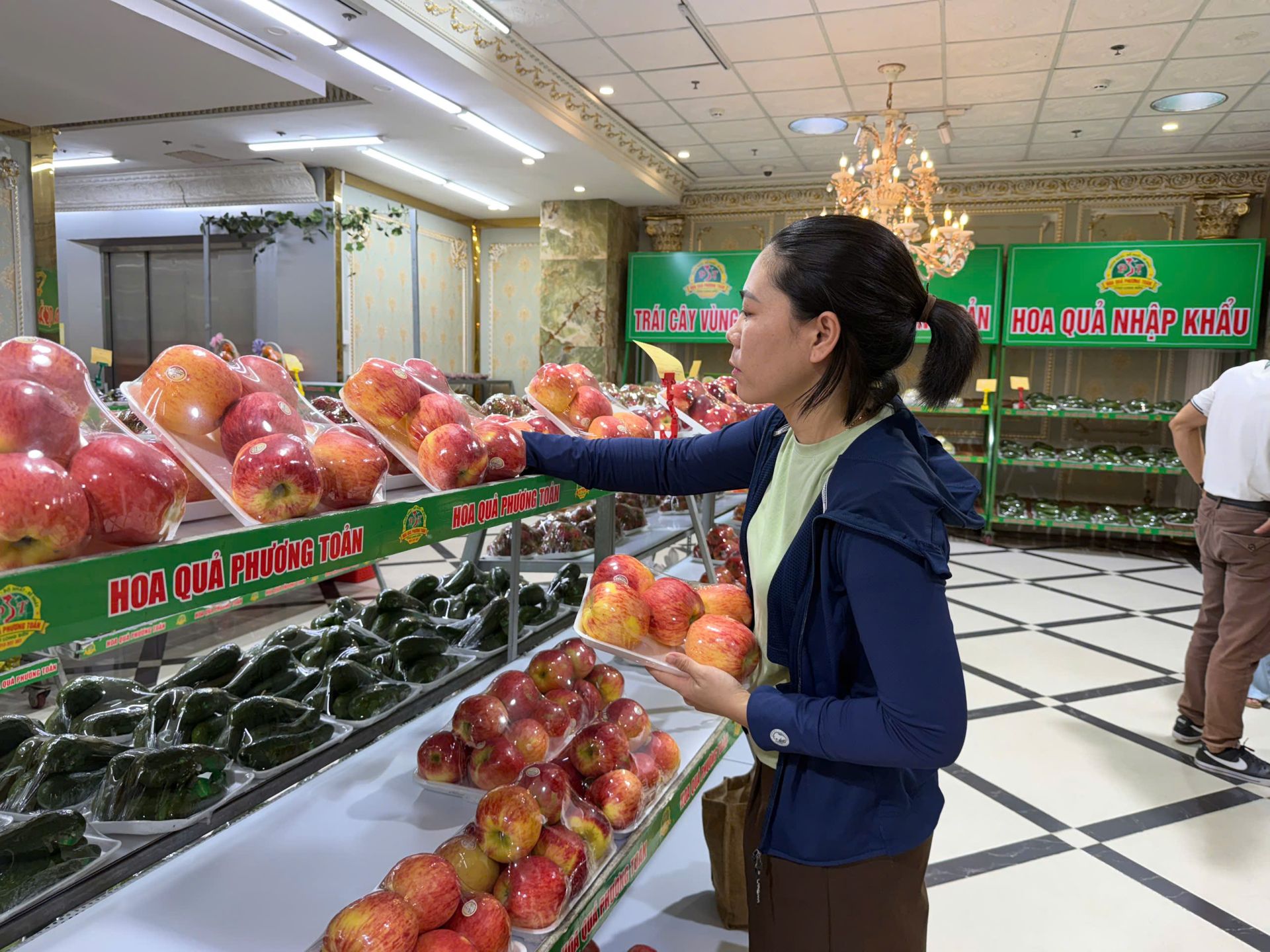 Chị Trang, khách hàng đến từ Nghệ An, cho biết đã gắn bó với Hoa quả Phương Toản suốt 3 năm qua nhờ chất lượng sản phẩm và giá cả hợp lý. Chị Trang, khách hàng đến từ Nghệ An, cho biết đã gắn bó với Hoa quả Phương Toản suốt 3 năm qua nhờ chất lượng sản phẩm và giá cả hợp lý.