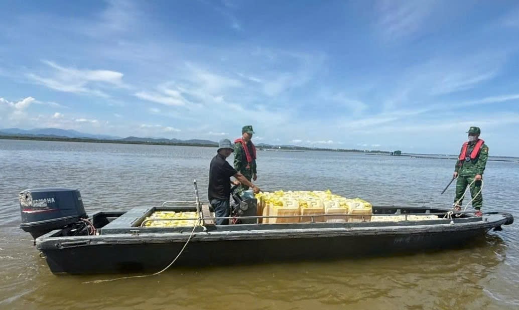 Quảng Ninh: Bộ đội Biên phòng liên tiếp triệt phá các vụ vận chuyển xăng dầu và thực phẩm đông lạnh nhập lậu