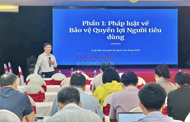 Thạc sĩ, Luật sư Mai Xuân Minh (đứng trong cùng) đang giới thiệu chuyên đề 1. Ảnh: C.Minh Thạc sĩ, Luật sư Mai Xuân Minh (đứng trong cùng) đang giới thiệu chuyên đề 1. Ảnh: C.Minh