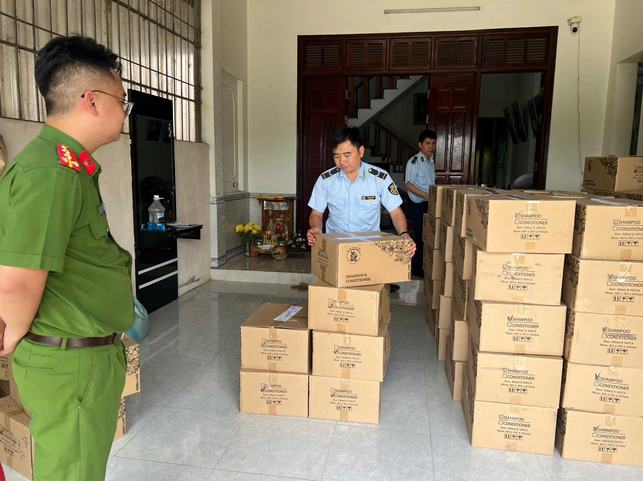 Lực lượng chức năng kiểm tra hàng hóa tại cơ sở kinh doanh Lực lượng chức năng kiểm tra hàng hóa tại cơ sở kinh doanh