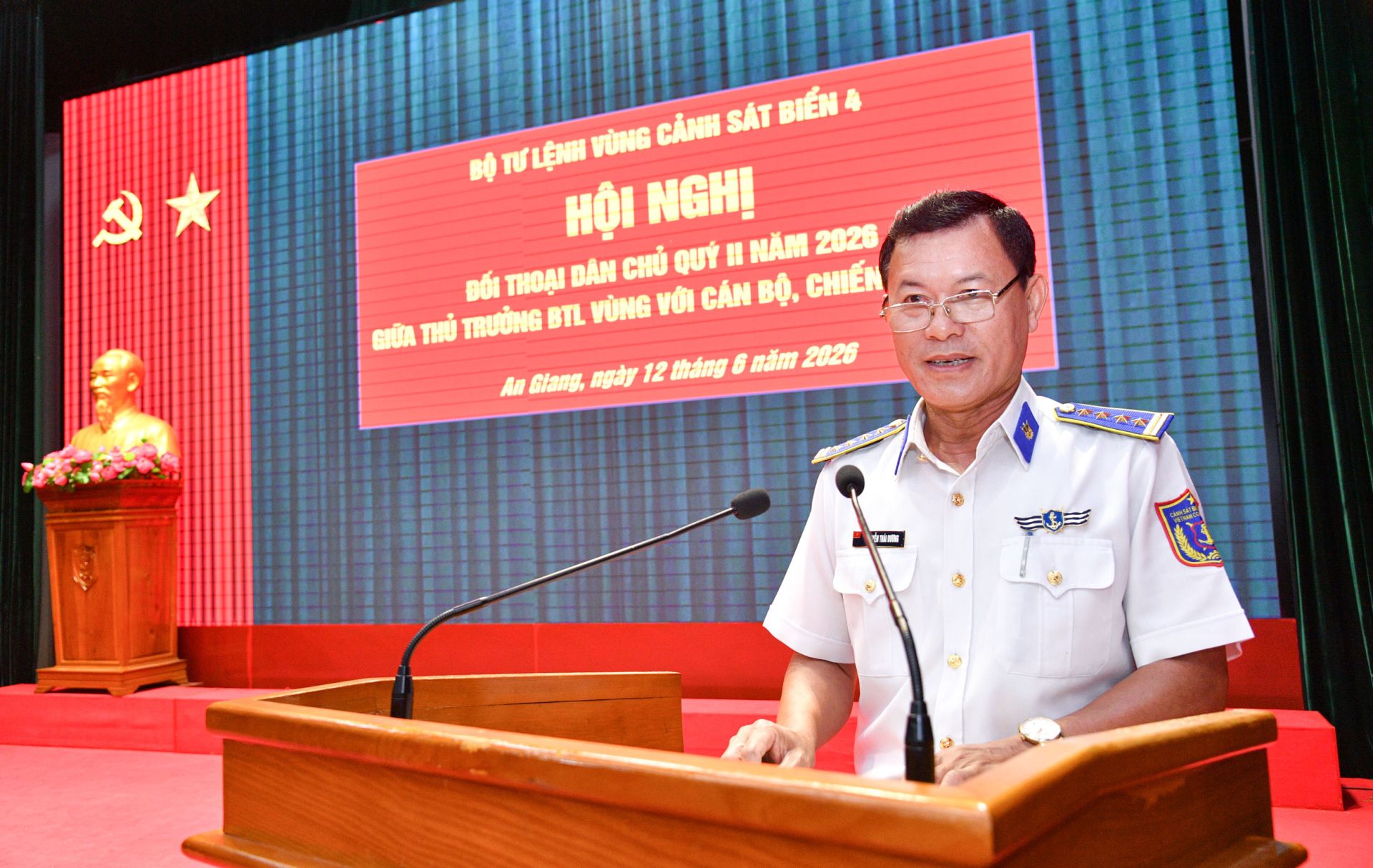 Đại tá Nguyễn Thái Dương - Ủy viên Ban Thường vụ Đảng ủy, Phó Chính ủy Bộ Tư lệnh Vùng Cảnh sát biển 4 quán triệt mục đích, yêu cầu, nội dung, phương pháp đối thoại dân chủ. Đại tá Nguyễn Thái Dương - Ủy viên Ban Thường vụ Đảng ủy, Phó Chính ủy Bộ Tư lệnh Vùng Cảnh sát biển 4 quán triệt mục đích, yêu cầu, nội dung, phương pháp đối thoại dân chủ.