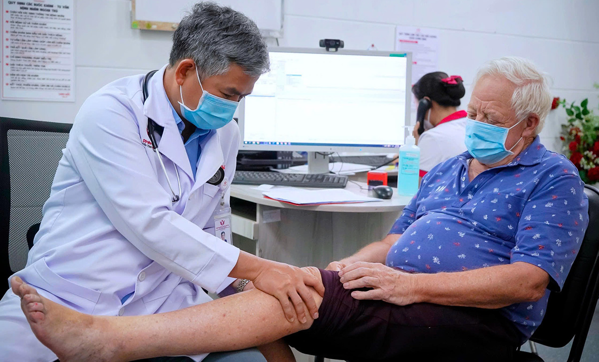 TS.BS Trần Ch&iacute; Cường kh&aacute;m bệnh cho bệnh nh&acirc;n
