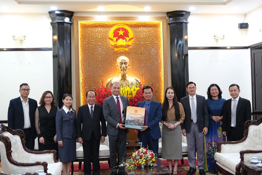 Phó Chủ tịch UBND tỉnh Đinh Văn Tuấn tặng Ngài Đại sứ Thamer Mohammed A. Algosaibi các sản phẩm đặc trưng của tỉnh Lâm Đồng. Phó Chủ tịch UBND tỉnh Đinh Văn Tuấn tặng Ngài Đại sứ Thamer Mohammed A. Algosaibi các sản phẩm đặc trưng của tỉnh Lâm Đồng.