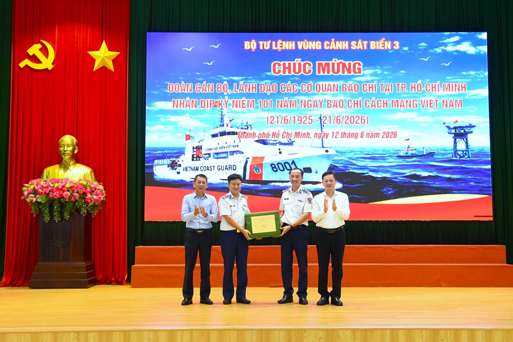 Đo&agrave;n c&ocirc;ng t&aacute;c tặng qu&agrave; lưu niệm cho c&aacute;n bộ, chiến sĩ V&ugrave;ng Cảnh s&aacute;t biển 3