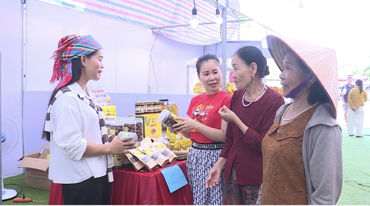 Phiên chợ có quy mô 60 gian hàng với trên 50 đơn vị tham gia Phiên chợ có quy mô 60 gian hàng với trên 50 đơn vị tham gia
