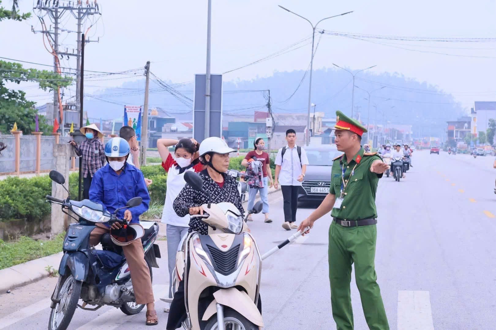 Lực lượng chức năng hỗ trợ phụ huynh và thí sinh tại các điểm thi Lực lượng chức năng hỗ trợ phụ huynh và thí sinh tại các điểm thi