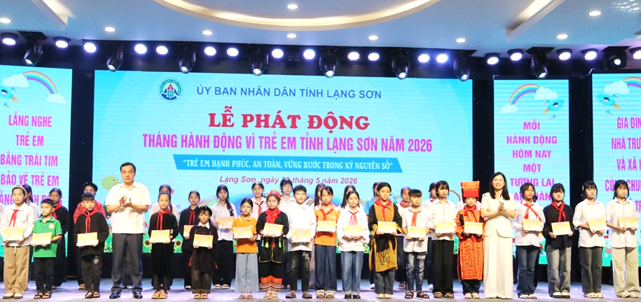 Trần Thanh Nhàn, Phó Chủ tịch UBND tỉnh, Chủ tịch Hội đồng Bảo trợ Quỹ Bảo trợ trẻ em tỉnh và Lãnh đạo Sở Y tế trao học bổng cho các em Trần Thanh Nhàn, Phó Chủ tịch UBND tỉnh, Chủ tịch Hội đồng Bảo trợ Quỹ Bảo trợ trẻ em tỉnh và Lãnh đạo Sở Y tế trao học bổng cho các em