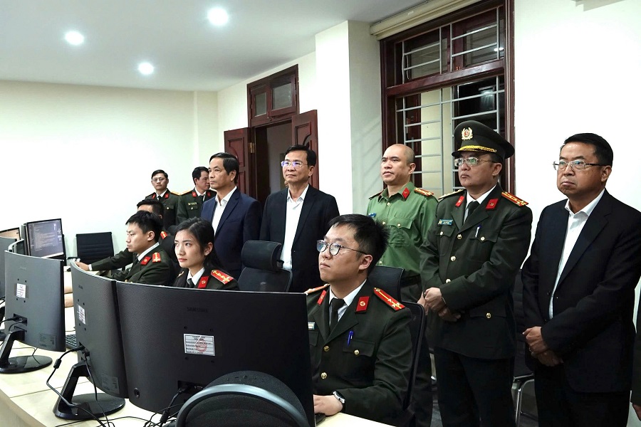 L&atilde;nh đạo tỉnh L&acirc;m Đồng tham quan Trung t&acirc;m gi&aacute;m s&aacute;t An to&agrave;n, An ninh tập trung. Ảnh: