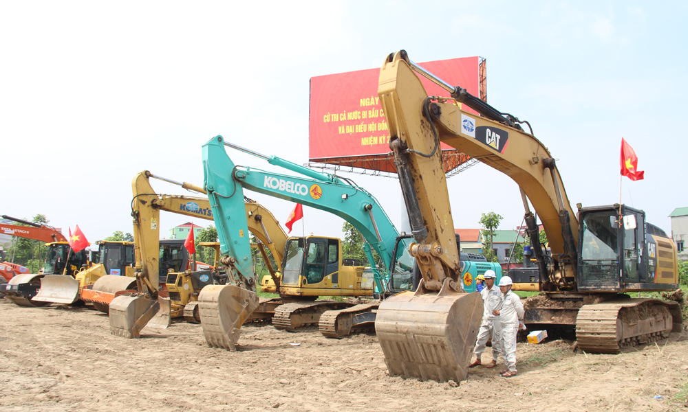 Đơn vị thi công huy động phương tiện, máy để tập trung thi công Dự án. Đơn vị thi công huy động phương tiện, máy để tập trung thi công Dự án.