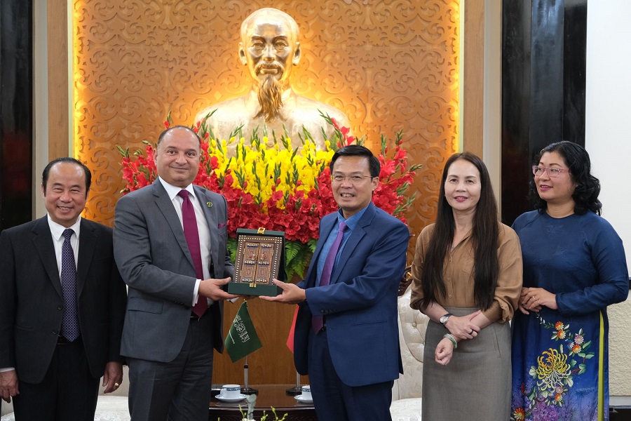 Ngài Đại sứ Thamer Mohammed A. Algosaibi tặng quà lưu niệm Phó Chủ tịch UBND tỉnh Đinh Văn Tuấn. Ngài Đại sứ Thamer Mohammed A. Algosaibi tặng quà lưu niệm Phó Chủ tịch UBND tỉnh Đinh Văn Tuấn.