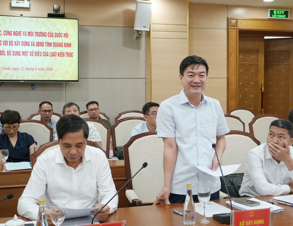 L&atilde;nh đạo Sở X&acirc;y dựng Quảng Ninh b&aacute;o c&aacute;o với Đo&agrave;n c&ocirc;ng t&aacute;c về t&igrave;nh h&igrave;nh thực hiện c&aacute;c quy định của ph&aacute;p luật trong lĩnh vực kiến tr&uacute;c