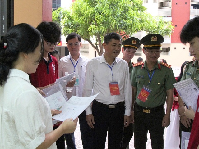 Phó Chủ tịch UBND tỉnh Thái Văn Thành cùng Đoàn kiểm tra trước kì thi tại Trường Phổ thông dân tộc nội trú tỉnh. Phó Chủ tịch UBND tỉnh Thái Văn Thành cùng Đoàn kiểm tra trước kì thi tại Trường Phổ thông dân tộc nội trú tỉnh.