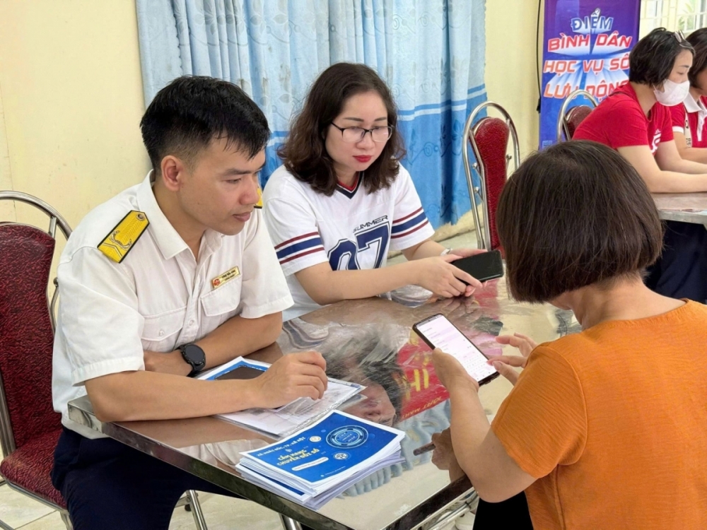 C&ocirc;ng chức Thuế tỉnh Lạng Sơn hỗ trợ hộ kinh doanh l&agrave;m thủ tục k&ecirc; khai thuế. Ảnh: TK