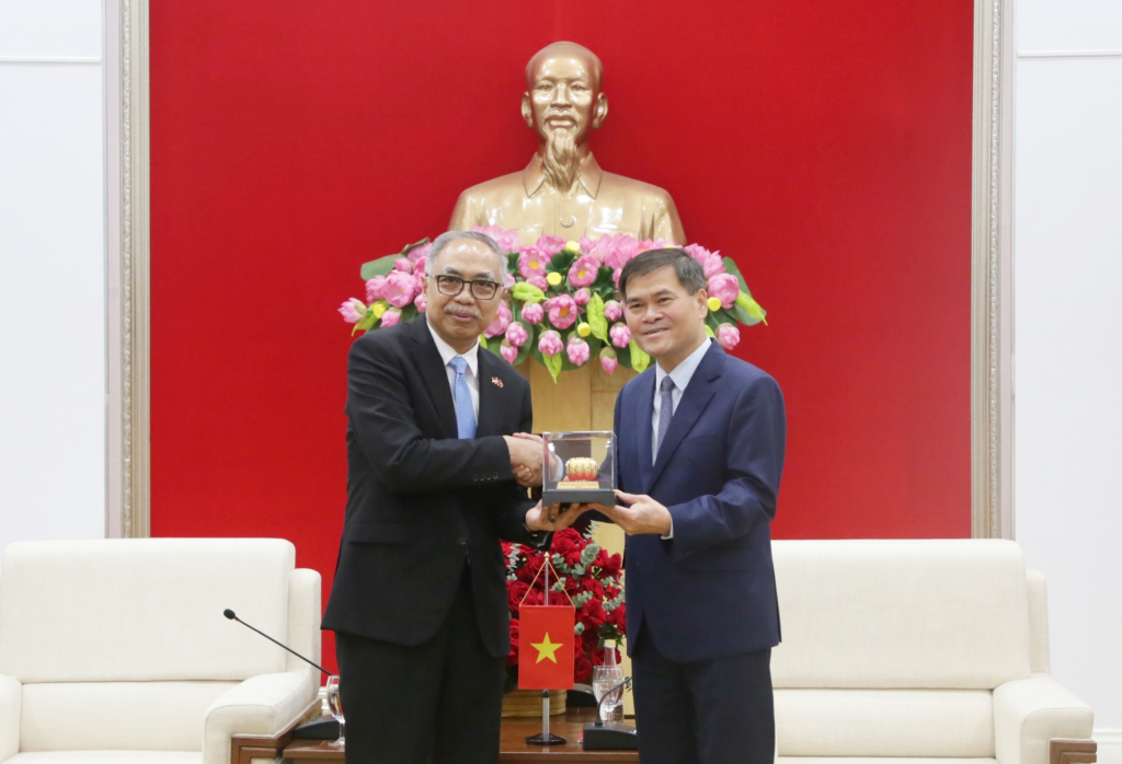 Chủ tịch UBND tỉnh Quảng Ninh tặng quà lưu niệm cho Ngài Đại sứ Chủ tịch UBND tỉnh Quảng Ninh tặng quà lưu niệm cho Ngài Đại sứ