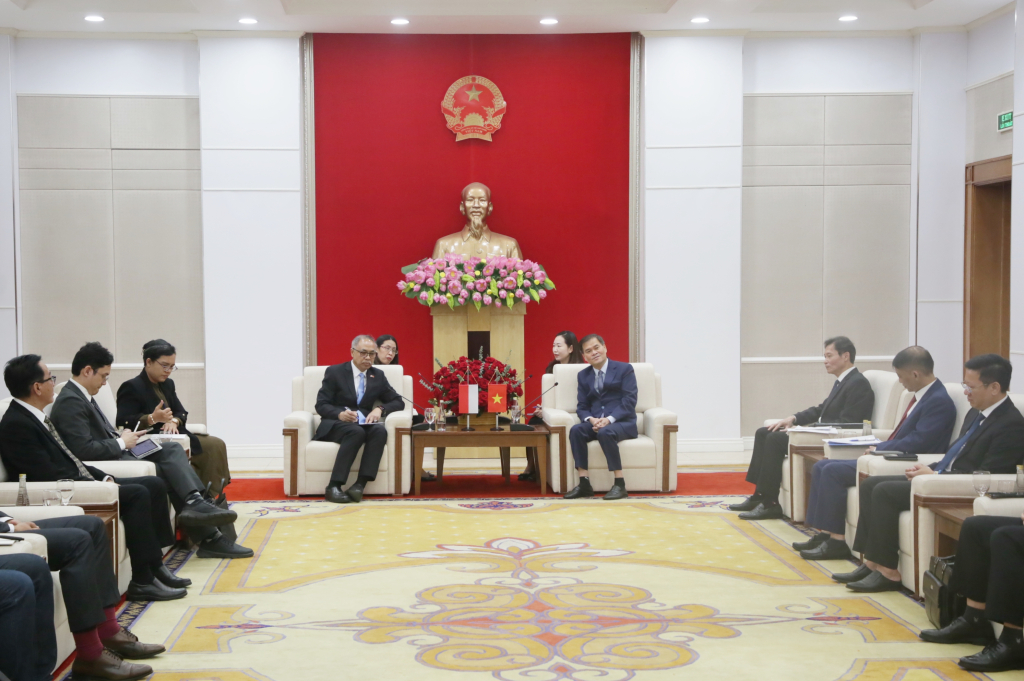 Chủ tịch UBND tỉnh Quảng Ninh Bùi Văn Khắng tiếp xã giao đoàn các nhà đầu tư Indonesia do ngài Adam Mulawarman Tugio, Đại sứ Đặc mệnh toàn quyền Cộng hòa Indonesia tại Việt Nam, làm trưởng đoàn Chủ tịch UBND tỉnh Quảng Ninh Bùi Văn Khắng tiếp xã giao đoàn các nhà đầu tư Indonesia do ngài Adam Mulawarman Tugio, Đại sứ Đặc mệnh toàn quyền Cộng hòa Indonesia tại Việt Nam, làm trưởng đoàn