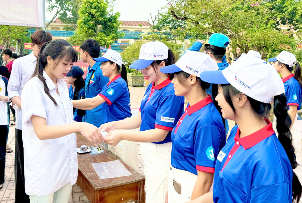 Lực lượng tình nguyện hỗ trợ thí sinh tại điểm thi Trung học phổ thông Hiệp Hòa số 1 (xã Hiệp Hòa). Lực lượng tình nguyện hỗ trợ thí sinh tại điểm thi Trung học phổ thông Hiệp Hòa số 1 (xã Hiệp Hòa).