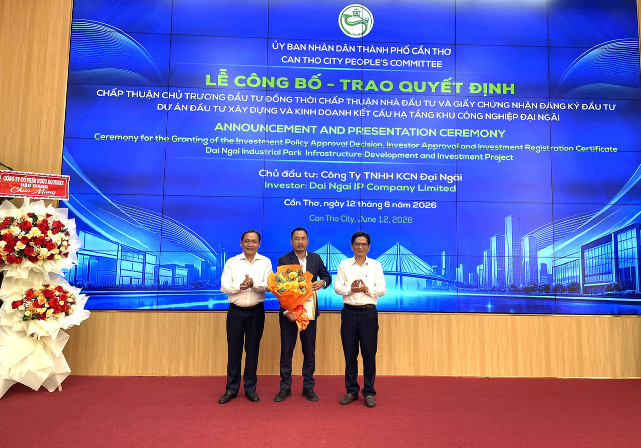 Phó Chủ tịch thường trực UBND TP. Cần Thơ Lê Công Lý (bìa phải) và ông Trần Ngọc Hùng (bìa phải) trao Quyết định chấp thuận chủ trương đầu tư và Giấy chứng nhận đăng ký đầu tư KCN Đại Ngãi Phó Chủ tịch thường trực UBND TP. Cần Thơ Lê Công Lý (bìa phải) và ông Trần Ngọc Hùng (bìa phải) trao Quyết định chấp thuận chủ trương đầu tư và Giấy chứng nhận đăng ký đầu tư KCN Đại Ngãi